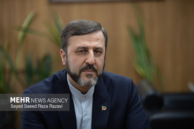 غریب آبادی: توهمات ترامپ اصلاح نشود، اصلاحش می‌کنیم