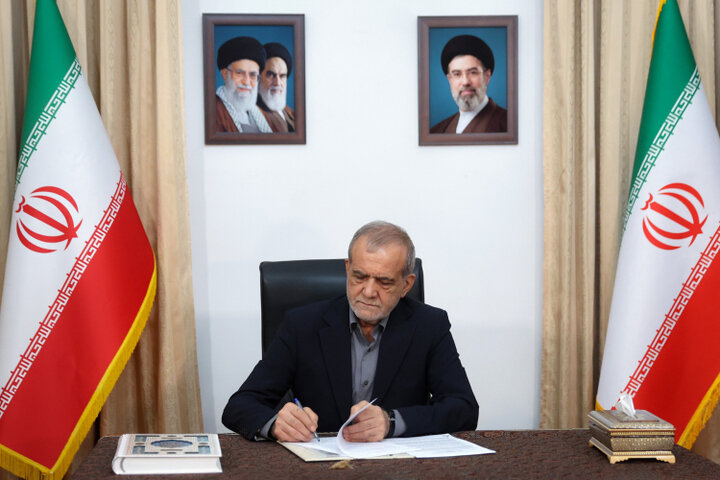 پزشکیان در پیامی درگذشت مادر شهیدان والامقام چنگیزی را تسلیت گفت