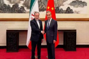 دیدار عراقچی و وانگ یی وزرای امور خارجه ایران و چین در پکن