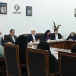 عارف: زنان در جنگ اقتصادی میدان‌داری کنند