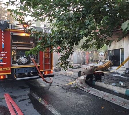 مهار آتش سوزی انبار داروخانه در یوسف آباد تهران