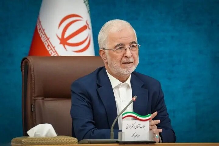 وزیر کشور: به‌جای مسئولان برای سرمایه‌گذاران فرش قرمز پهن کنید